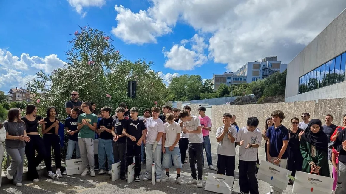 Il rito al collegio geometri. Cartellina da disegno agli studenti del I anno: “Un gesto simbolico”